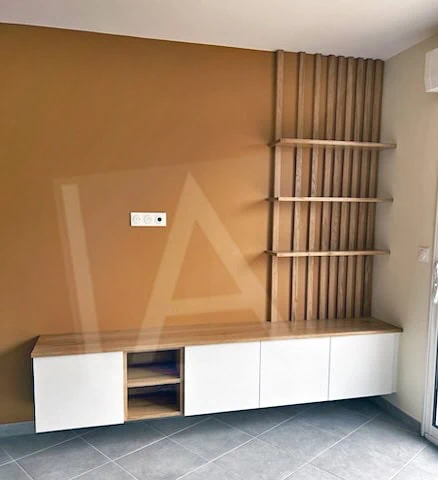 meuble TV suspendu avec tablettes en chêne massif et tiroirs en mélaminé