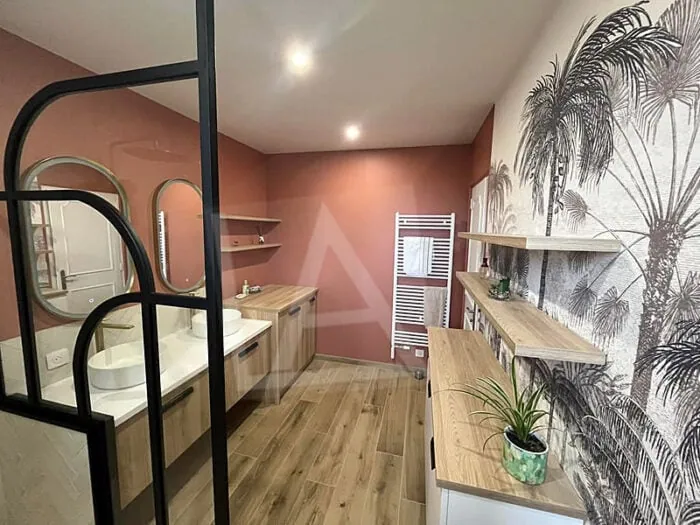 meuble de salle de bain double vasques suspendu avec meuble de rangement et tablettes murales